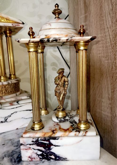 Антикватен мраморен часовник за камина от 3 части ,бял мрамор и бронз