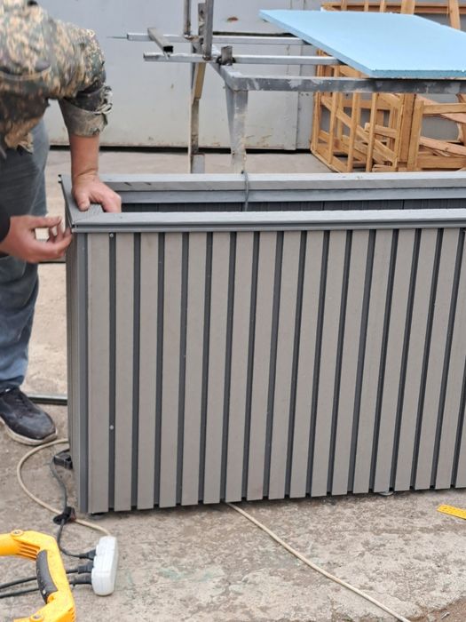 Кашпо из дпк фасадная свет серый.