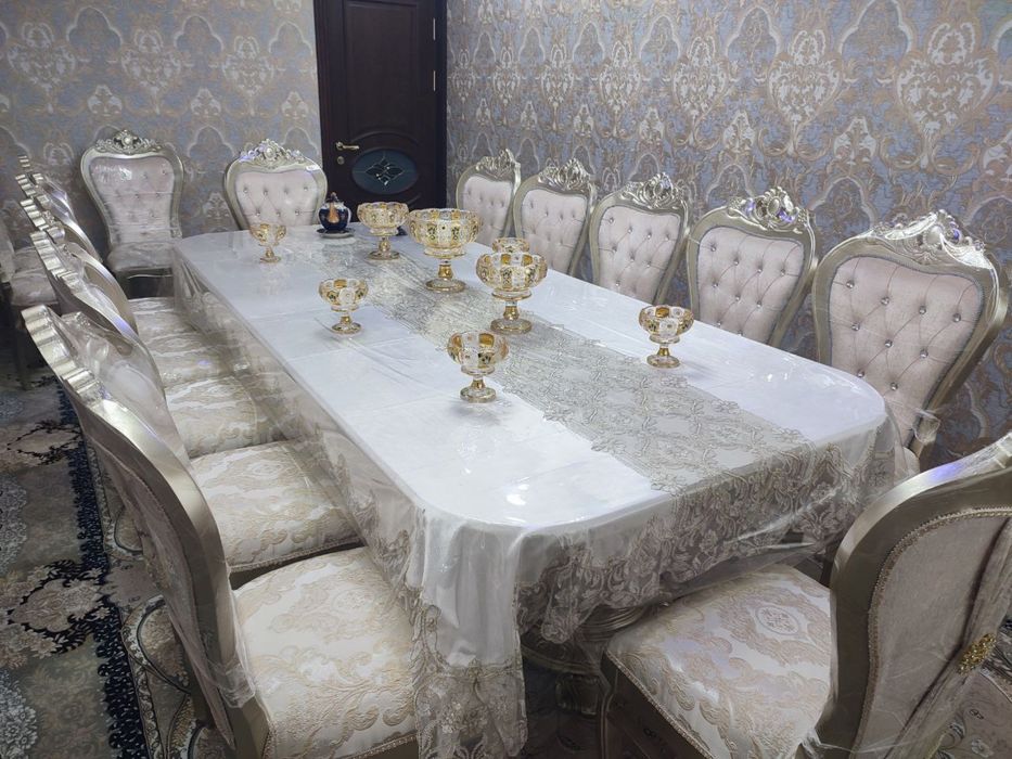 Стол и 12 стульев