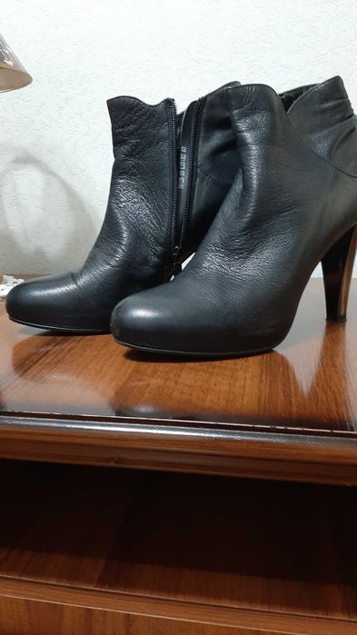 Продам полусапожки 40 размер  кожа