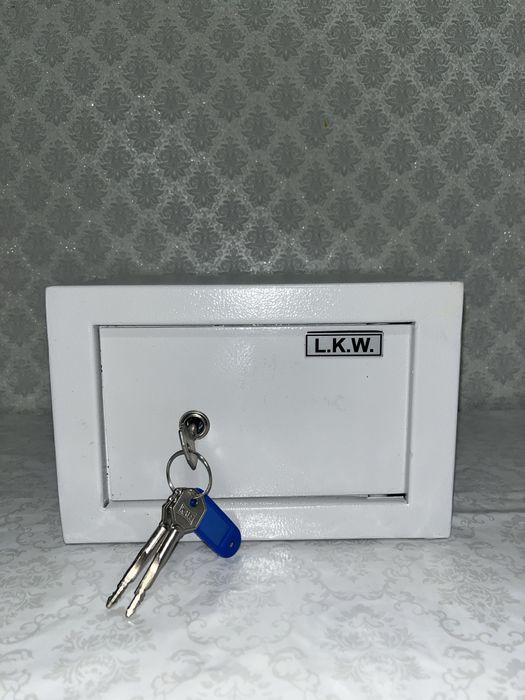 Сейф с ключами