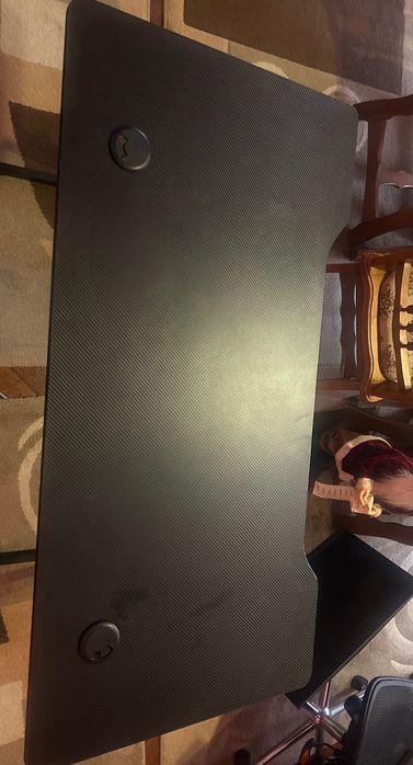 Birou gaming cu cable management