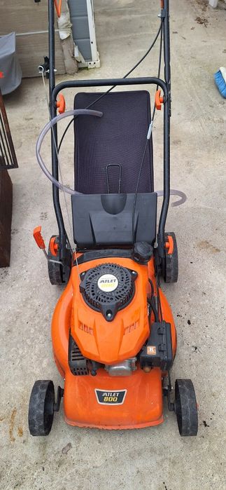 Masinabde tuns iarba pe benzina