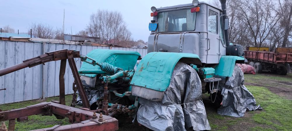 Продам трактор т150 с плугом и прицепом