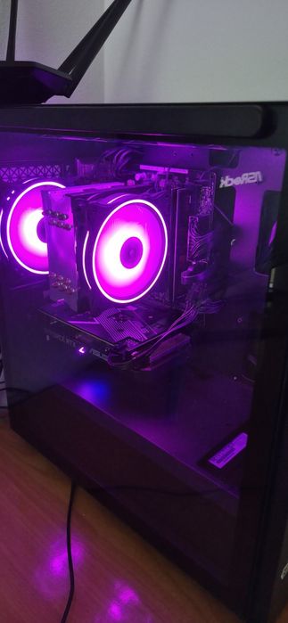 Vând unitate PC impreuna cu monitor Samsung si microfon birou razer.
