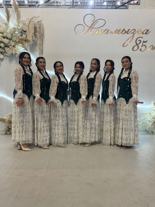 Платье с национальным узором и изумрудного цвета корсет