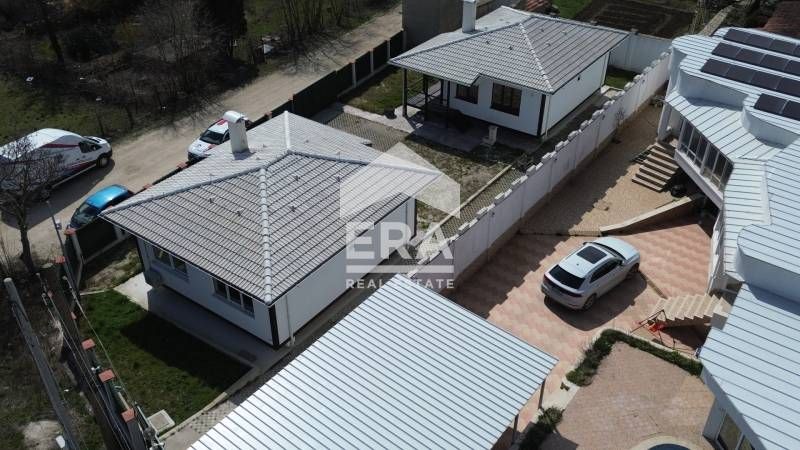 Две, двуетажни, новопостроени къщи за продажба, в общ парцел, в м-т Ал