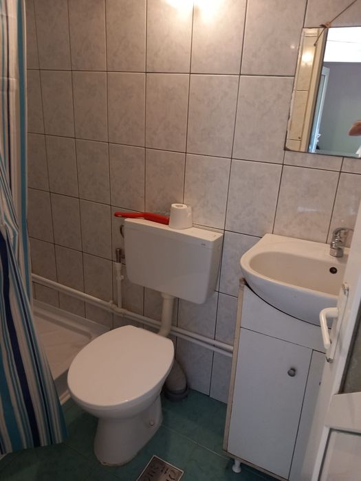 Închiriez garsoniera (la casa)