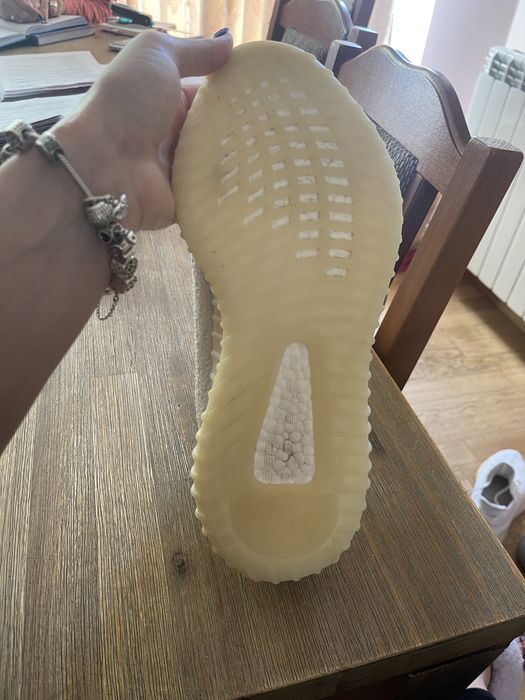 Vand yeezy 350 cu cutie