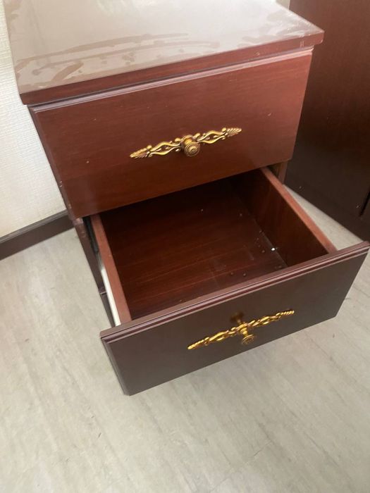 Тумбочка для спальни или прихожей