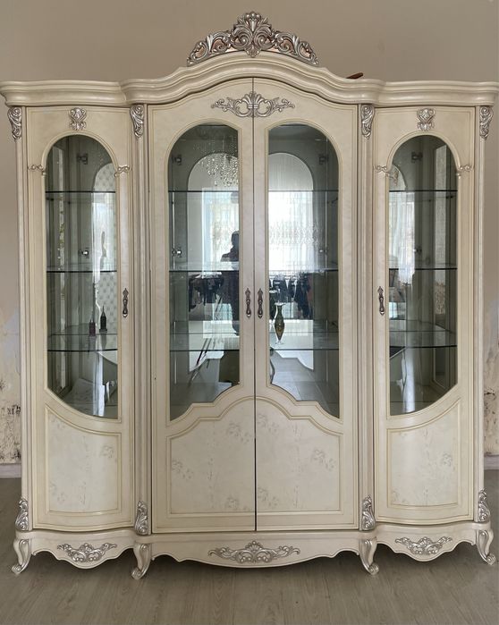 Сервант гостинный в отличном состоянии