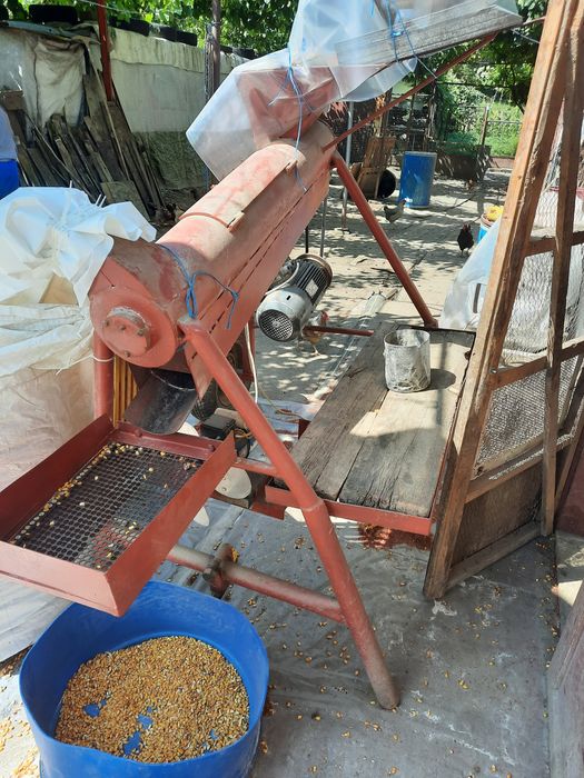 Vând  mașină de desfăcut știuleți de porumb