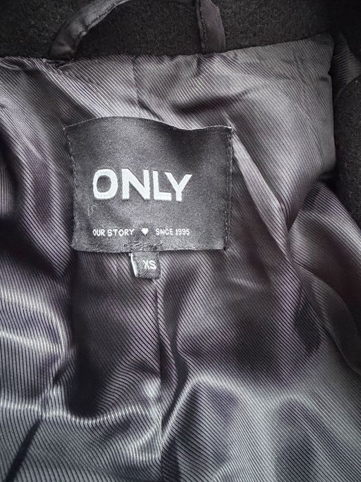 Черно Палто на марката Only размер S