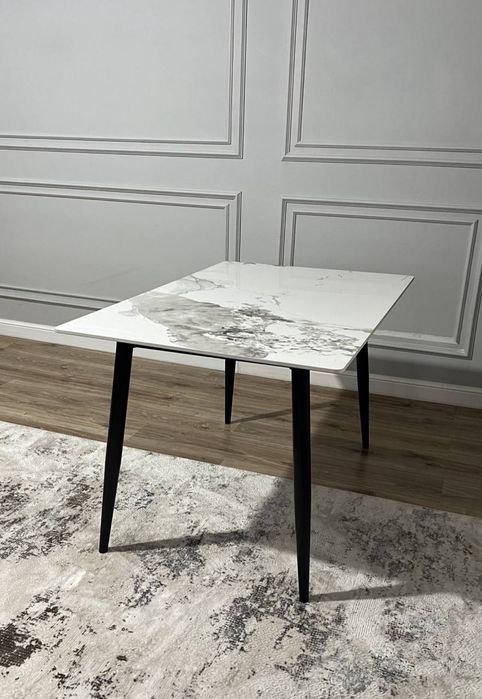 Обеденный стол .