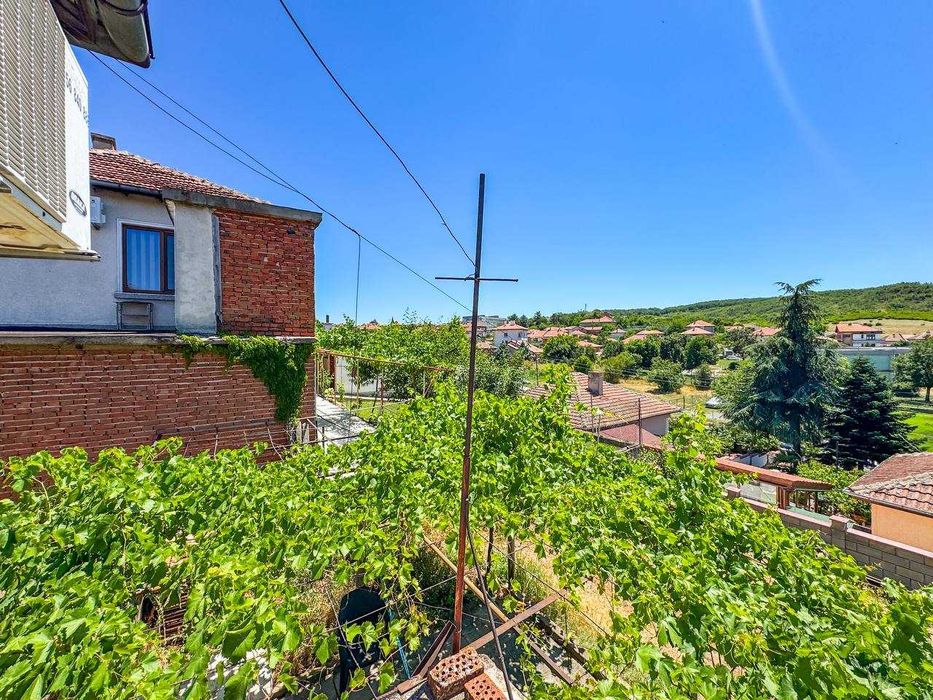 Двуетажна къща с двор в центъра на град Средец, област Бургас