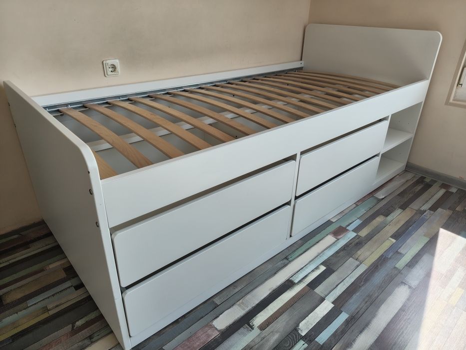 Ikea Slakt. Повдигнато Легло със място за съхранение.