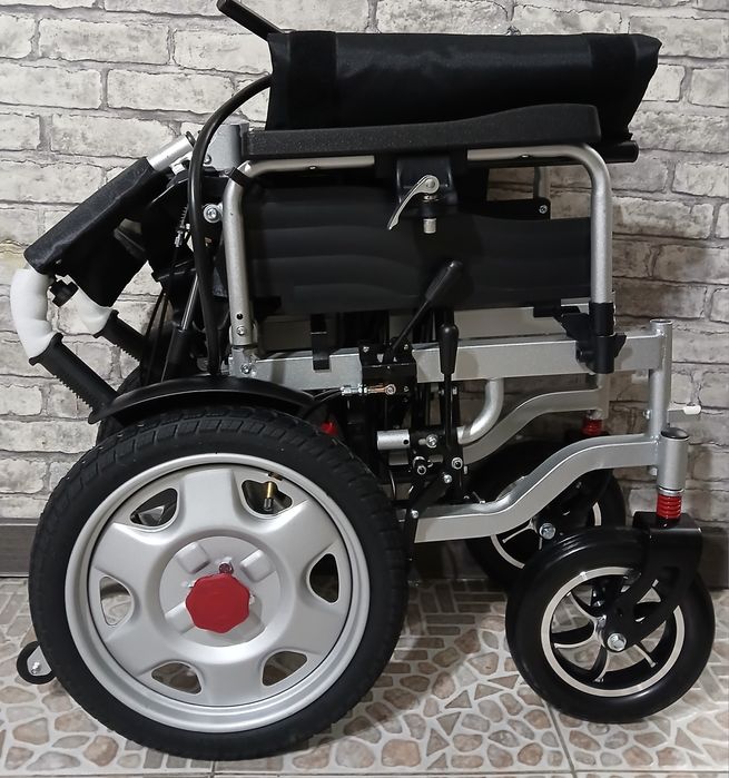 Электрическая инвалидная кресло-коляска отличного качества и комфорта.