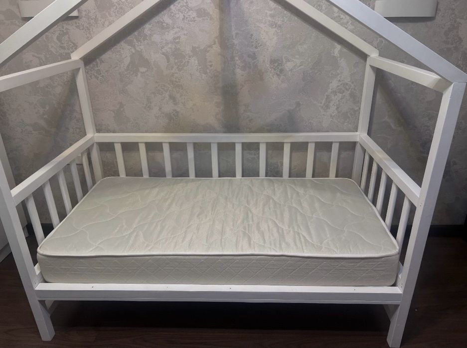 Кровать детская ввиде домика