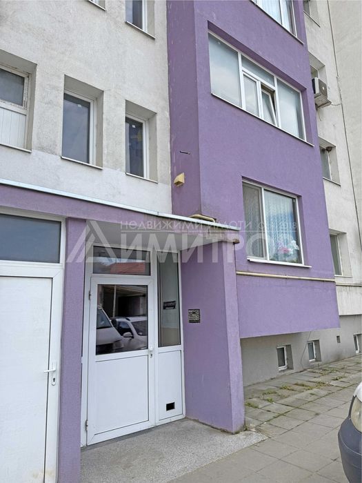 Продава гарсониера 40 м2. в центъра на гр. Нови пазар, САНИРАН жилищен блок. Нисък етаж.
