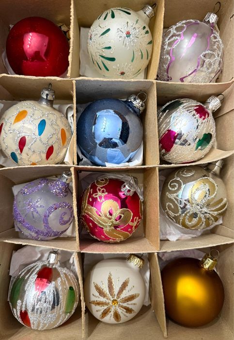 Globuri vechi pentru bradul de Crăciun.