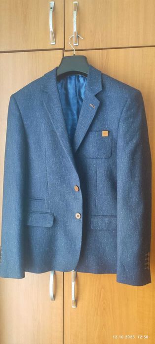 Sacou blue royal, lână 45%, folosit o singură dată, în stare excelentă