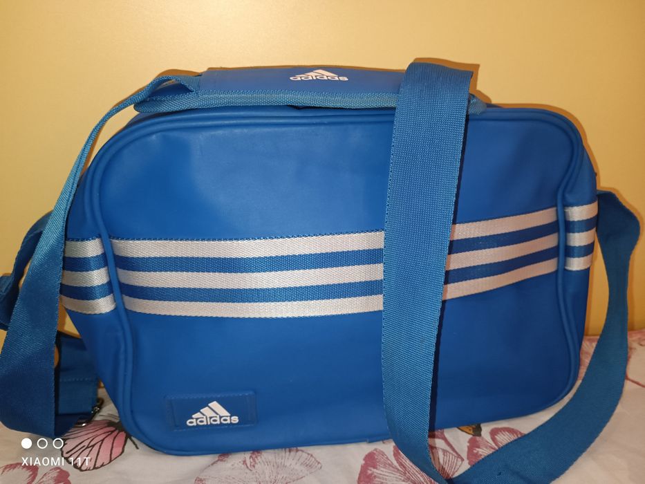 Синя спортна чанта през рамо Adidas. Много запазена