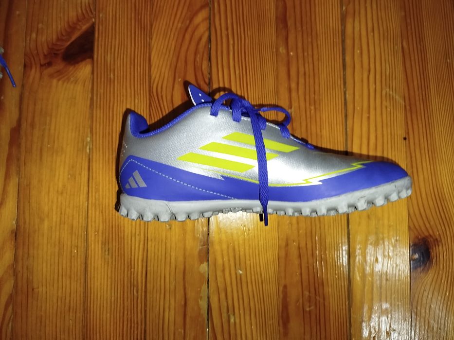 Продавам обувки за футбол addidas f50