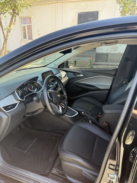 Chevrolet Onix 2025 preimer 2