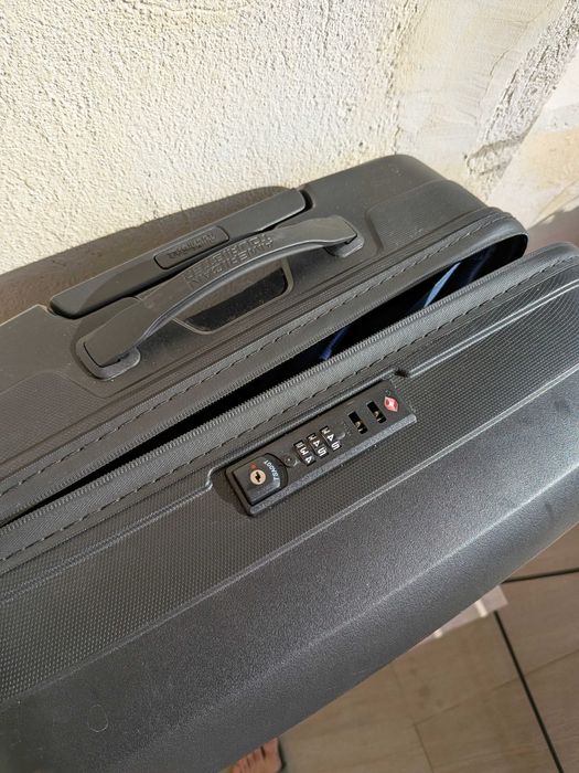 American Tourister твърд куфар с 4 колела и TSA заключване (60 см на 40 см на 25 см)