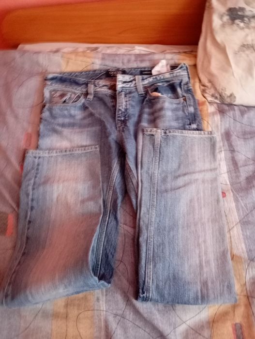 Мъжки дънки за ползване.