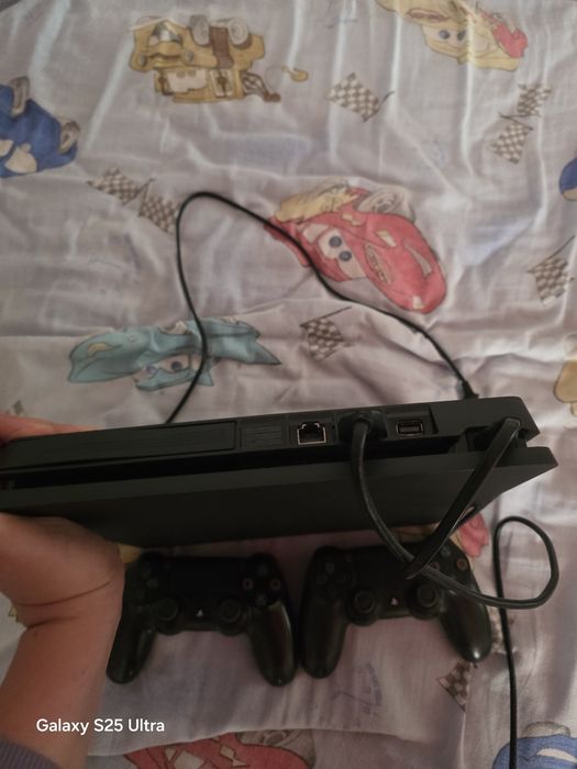 Vând PlayStation 4 Slim 512GB, culoare neagră, împreună cu 2 manete și 3 jocuri.
Consola pornește, însă are o problemă la mufa HDMI (nu mai scoate ima