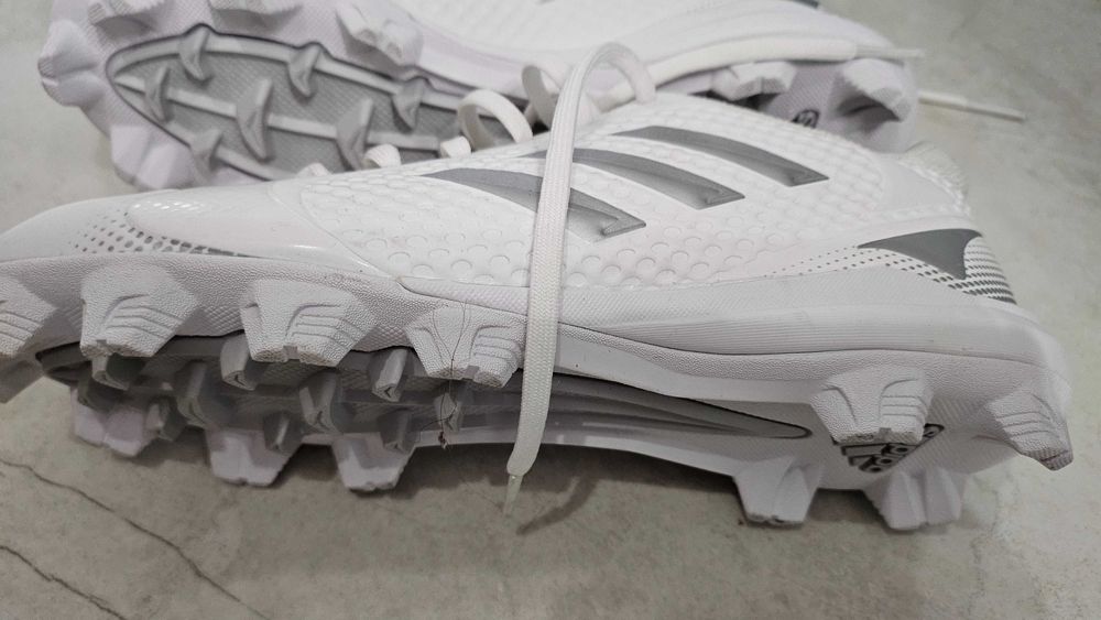 Бутонки Adidas PureHustle 2 MD калеври, бели със сиво, 40 номер