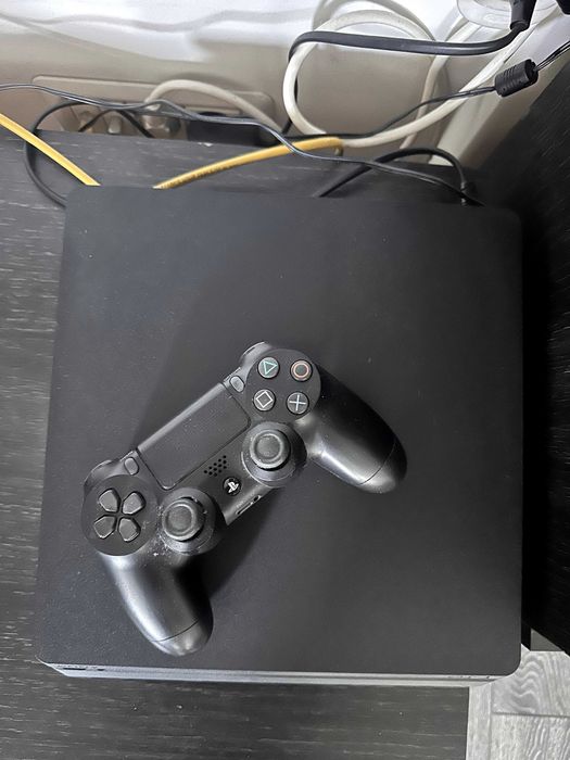 Consola PS4 Slim + jocuri și manetă
