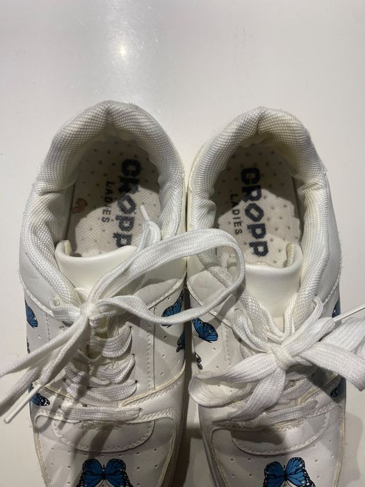 Adidași Cropp albi cu fluturi albaștri – stare bună