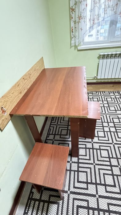 Кухонный гарнитур,люстра, линолиум