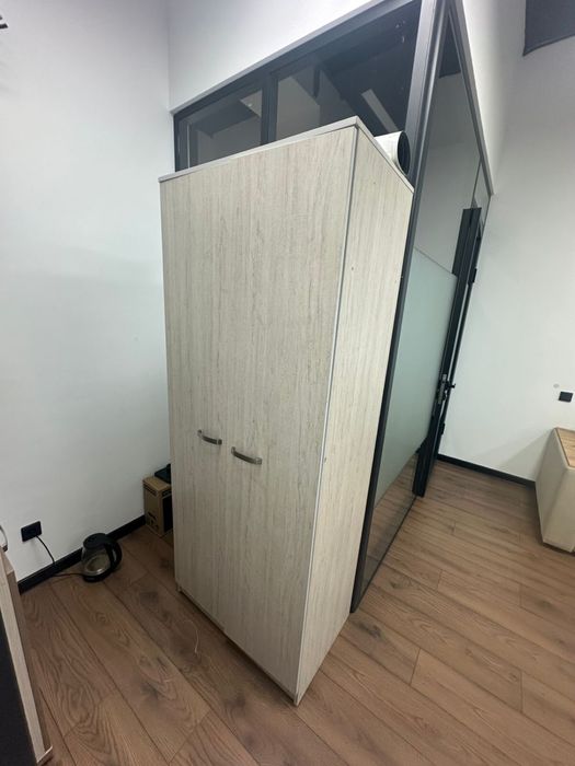 Продаются офисный стол и шкаф