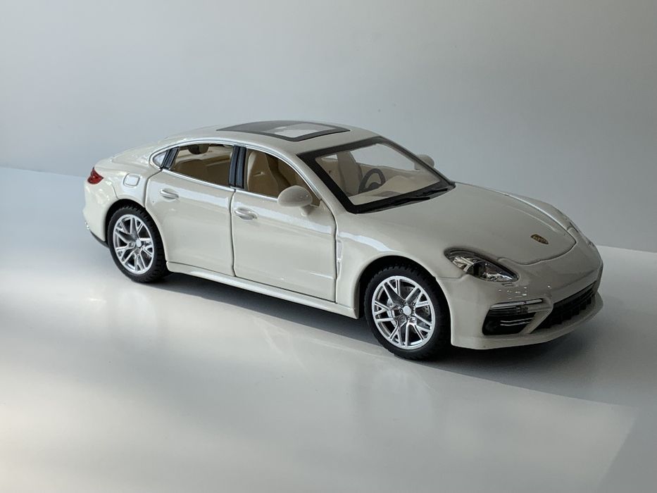 Modelka Porsche Panamera 1:24