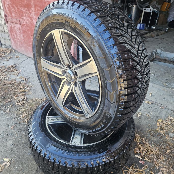 Комплект зимних шин с лисками