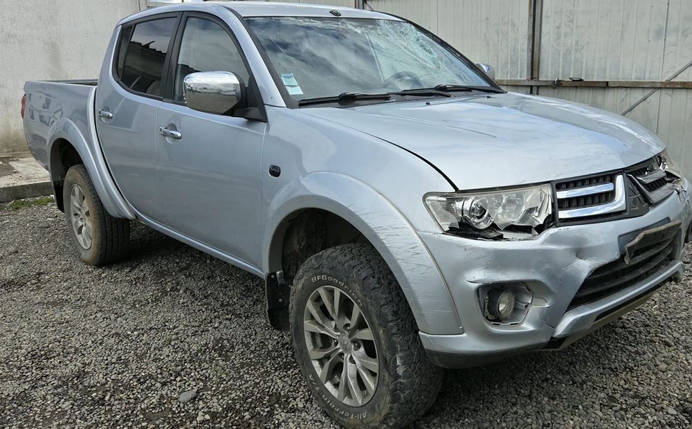 Mitshubishi L200 Avariat Facelift fab 2014 Automat