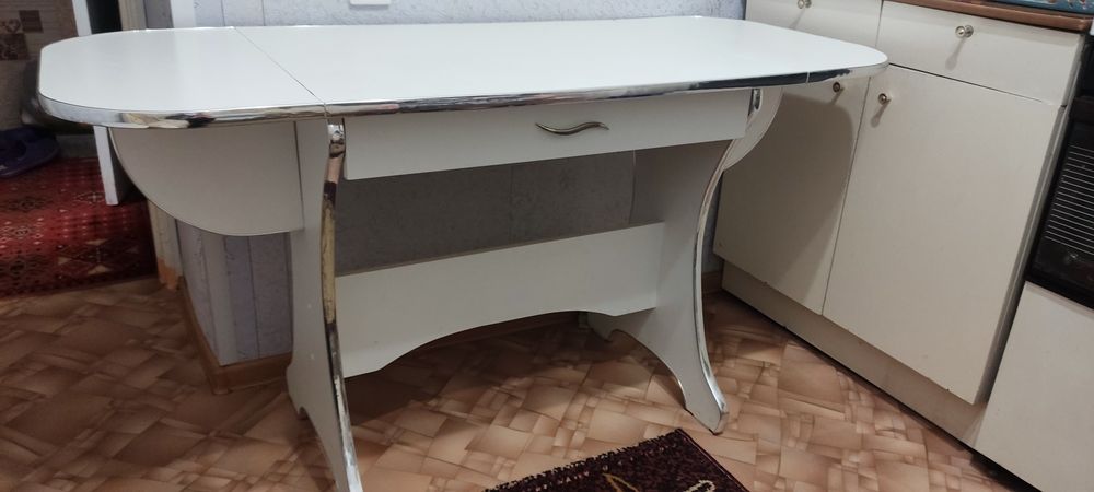 Продам обеденный стол