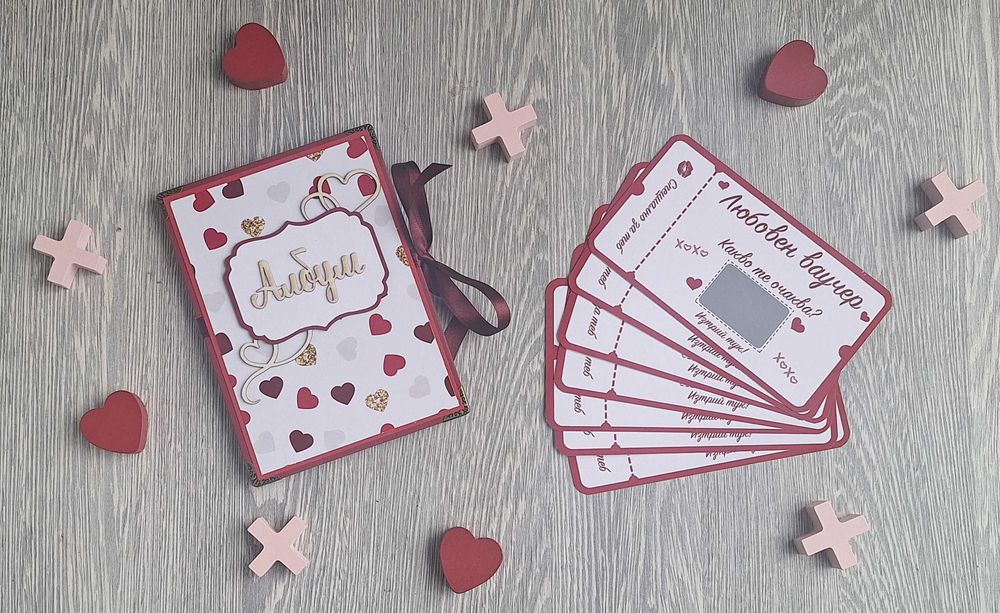 Подаръчен комплект, включващ любовни ваучери и мини албум за снимки