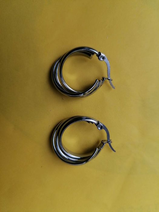 Продавам чисто нови обеци от медицинска стомана. Цената е за чифт.