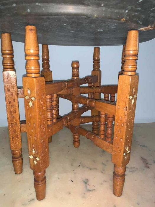 Masuta arabeasca cu blat alama gravata asezata pe suport de lemn