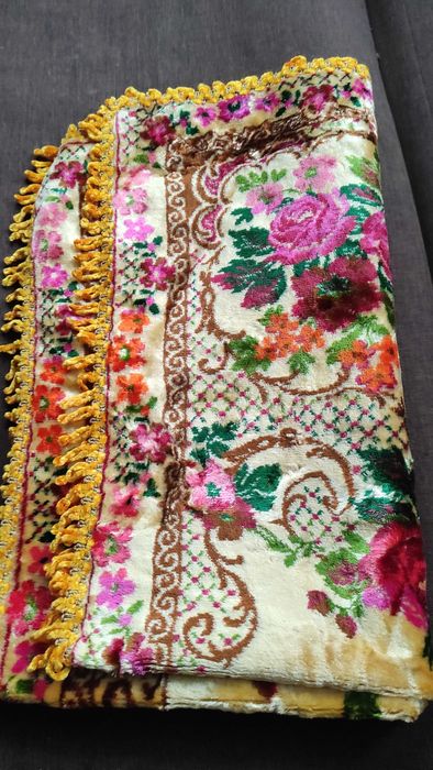 Страхотна кадифена покривка за маса ярки цветове