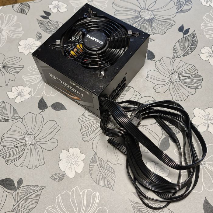 Блок питания 700W | Gigabyte B700H