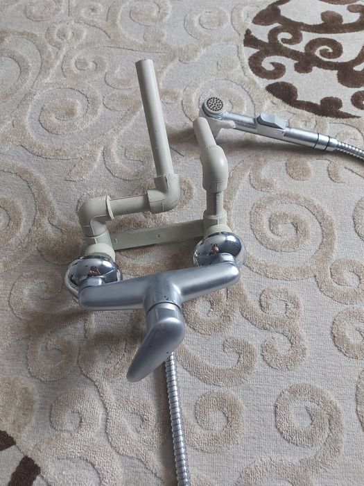 Продам смеситель с душем