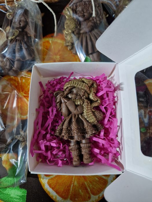 Шоколадные бонбоньерки в форме девочек