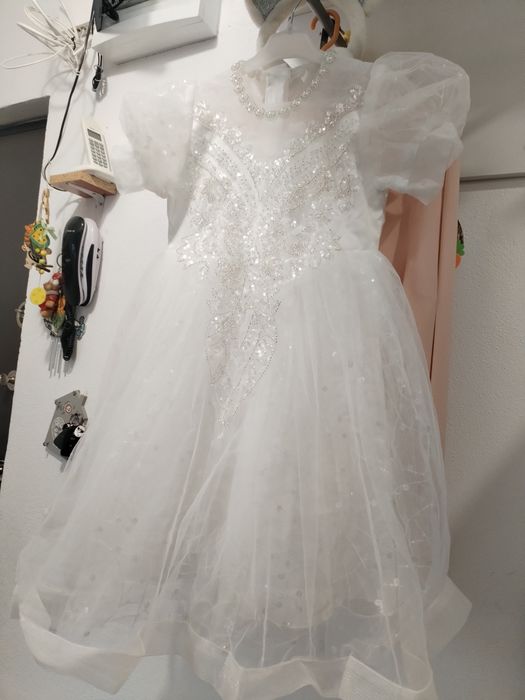 Rochiță fetite ocazie, alba, cu paiete și perle în gâtului, mărime 130