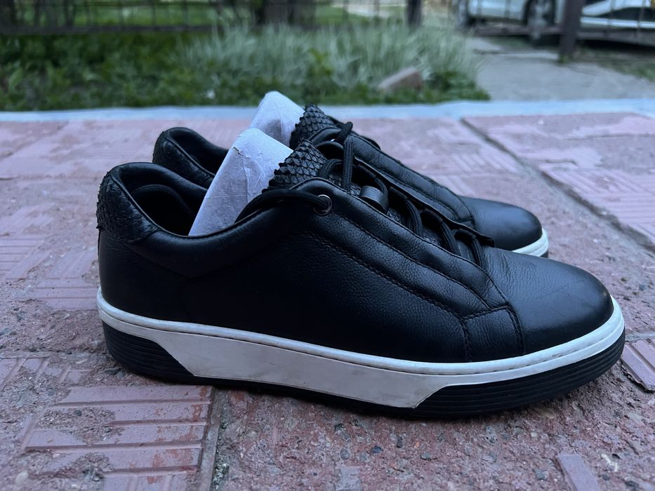 Продам кроссовки женские