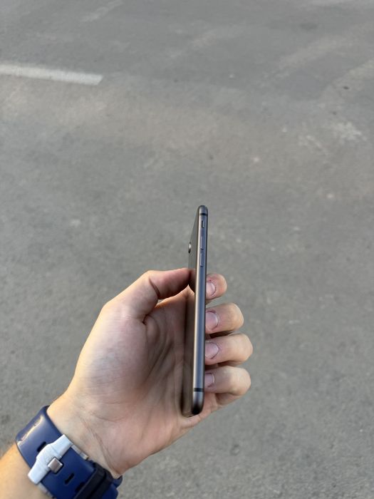 Vand Iphone 8 negru